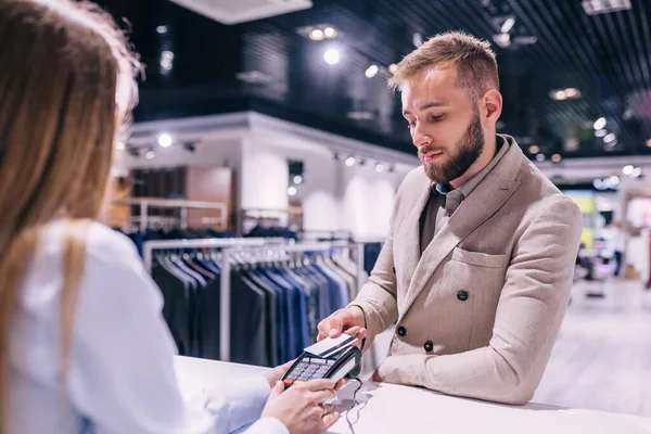 Jovem Pagando Com Cartão Loja Roupas — Fotografia de Stock