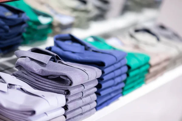 Koszule Półce Modne Koszule Kolorowe — Zdjęcie stockowe
