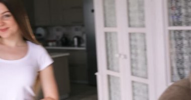 Anahtarları tutan ve gülümseyen genç bir kadın.