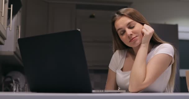 Jovem Mulher Bonita Sentado Entediado Por Laptop — Vídeo de Stock