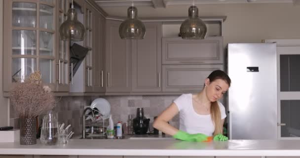 Молода Жінка Зелених Захисних Рукавичках Прибирає Кухонний Лічильник — стокове відео