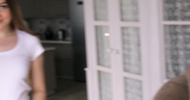 Kendine güveni olan genç bekar bir kadın ilk kez ev sahibi kiracısının elinde yeni kiralık dairenin anahtarını tutarken heyecanlanıyor. Kameraya bak, emlak konsepti satın al.