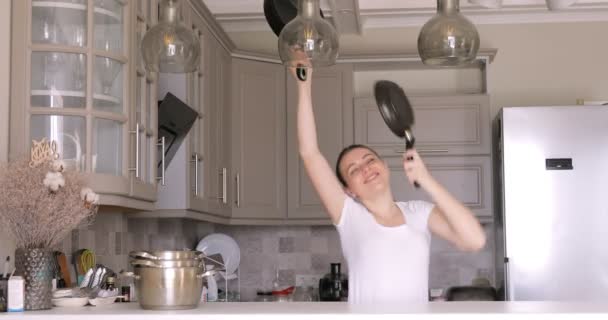 Щаслива Жінка Танцює Сковородою Співає Кухні Вдома Творчість Кухні — стокове відео