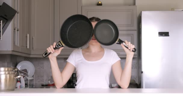 Портрет Счастливой Девушки Развлекающейся Танцами Позирующей Сковородкой Глазах Показывающей Разные — стоковое видео