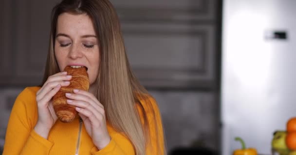 Mooie Vrouw Eten Heerlijke Croissant Keuken Elegante Dame Geniet Van — Stockvideo