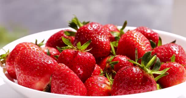 Saftige Frische Schmackhafte Erdbeeren Teller Nehmen Sie Eine — Stockvideo