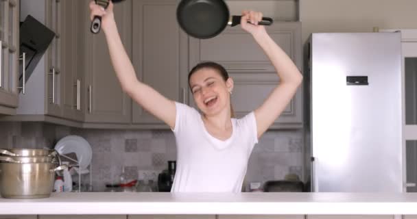 Felice Donna Allegra Danza Con Padelle Sulla Cucina — Video Stock