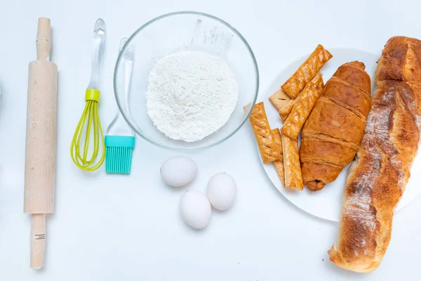 테이블에 재료가 맛있는 크로와 가공하지 — 스톡 사진