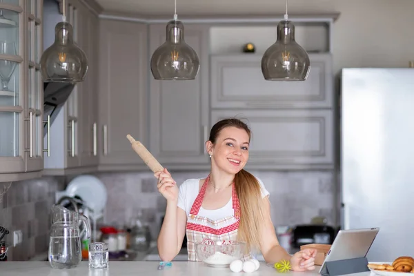 Obraz Młodej Wesołej Kobiety Stojącej Kuchni Gotowania Ciasta — Zdjęcie stockowe