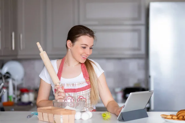 Představte Mladou Veselou Ženu Stojící Kuchyni Vařící Těsto Dívám Tablet — Stock fotografie