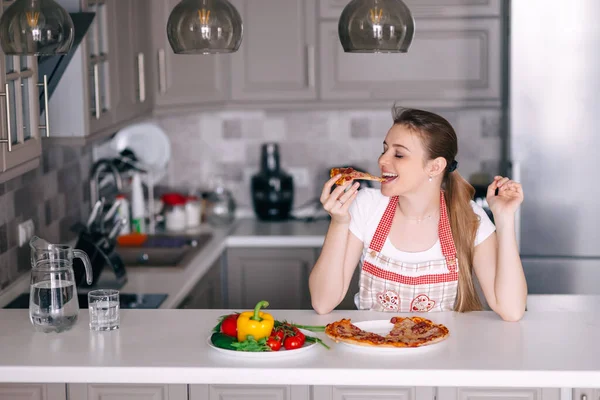 Młoda Gospodyni Domowa Kawałek Pizzy Zaskoczony Bardzo Przyjemnym Smakiem — Zdjęcie stockowe