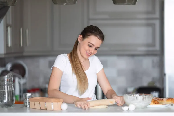 Młoda Kobieta Ugniatać Ciasto Kuchni Kobieta Cukiernik Przygotowuje Ciasto Ciasteczka — Zdjęcie stockowe