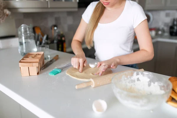 Dłonie Kobiety Trzymające Domowe Ciasto Drożdżowe Obok Składników Mąka Pełnoziarnista — Zdjęcie stockowe