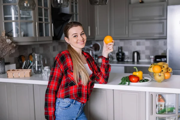 Portret Młodej Kobiety Kuchni Warzywami Zdrowe Jedzenie Dieta Warzywna — Zdjęcie stockowe