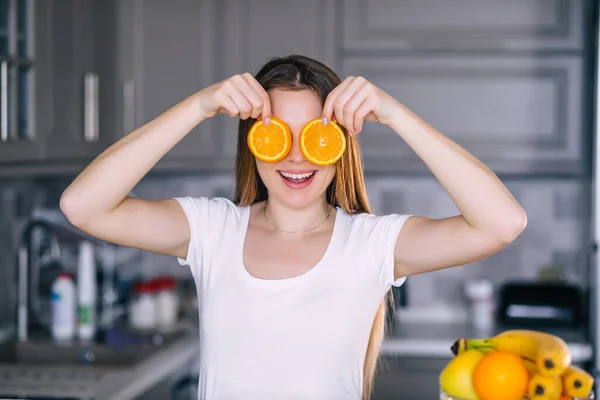 Retrato Una Chica Feliz Con Dos Mitades Una Naranja Cerca — Foto de Stock