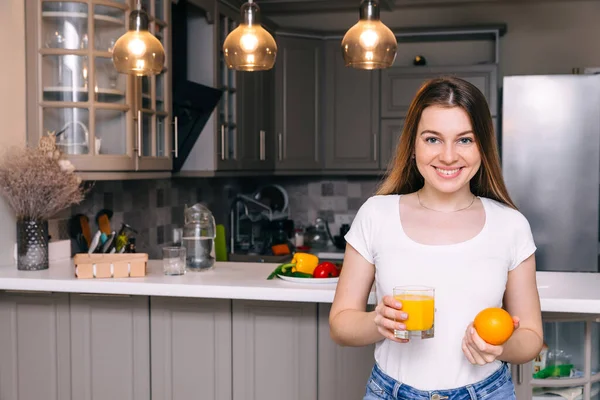 Usmívající Mladá Žena Ukazuje Sklenici Pomerančového Džusu Pomeranče — Stock fotografie