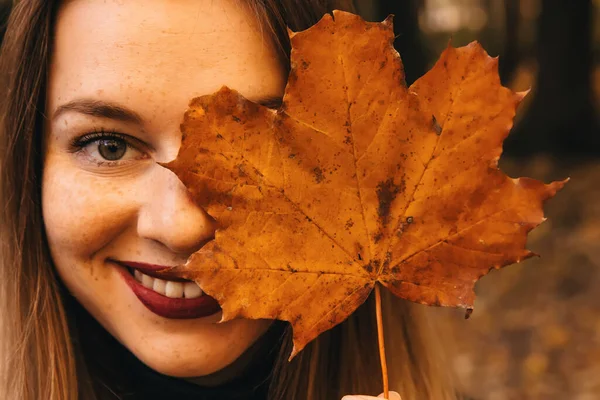 Girl Autumn Leaf Closes Her Eyes Smiles — Stock Photo, Image