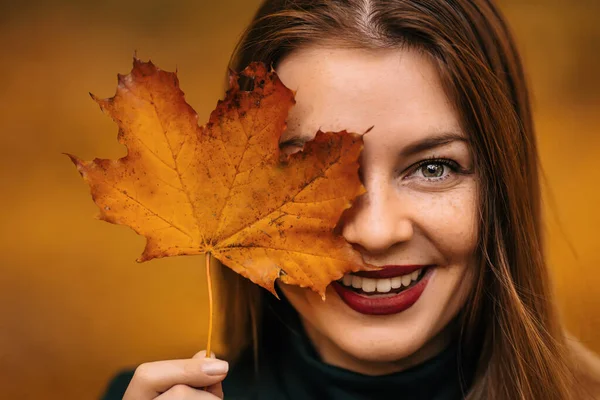 Portrét Krásné Šťastné Ženy Úsměvem Podzimním Žlutým Listem Parku — Stock fotografie