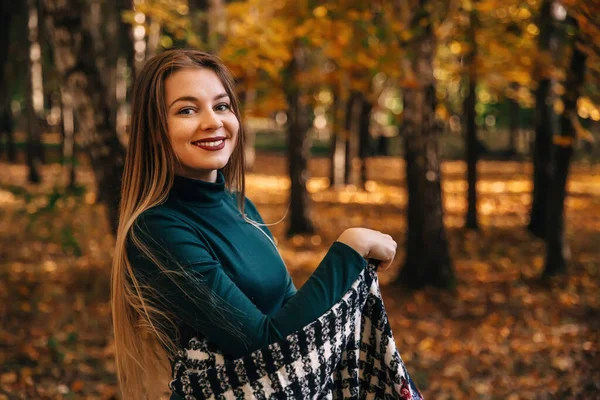 Retrato Una Hermosa Chica Vestido Con Gran Chal Los Hombros — Foto de Stock