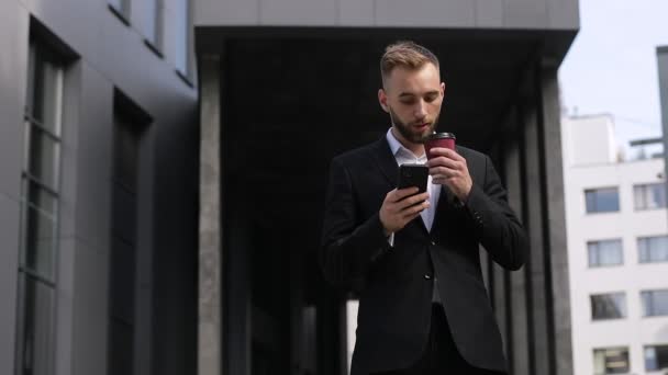 Hombre Guapo Barbudo Disfrutando Sabroso Café Escribiendo Mensajes Smartphone Bebiendo — Vídeos de Stock