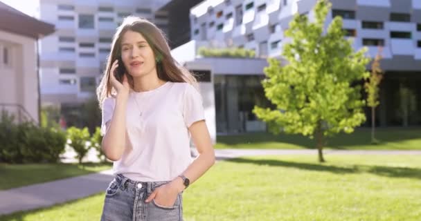 Lächelndes Attraktives Mädchen Mit Langen Haaren Das Freien Der Nähe — Stockvideo