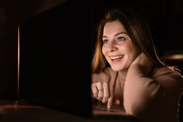 Mulher Incrível Deitada Cama Usando Computador Portátil Casa Noite — Fotografia de Stock