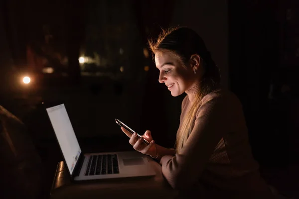 Mulher Trabalhando Remotamente Seu Laptop Noite Durante Quarentena Para Evitar — Fotografia de Stock