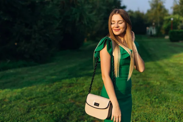 Mooi Lachend Meisje Met Lang Haar Een Groene Jurk Natuur — Stockfoto