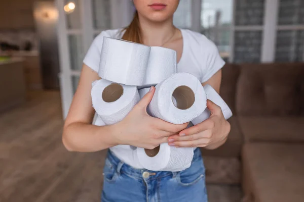 Женщины Много Рулонов Туалетной Бумаги Паническая Концепция Коронавируса Ковид — стоковое фото