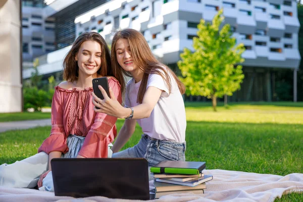 Selfie Estudante Natureza Grupo Amigos Faculdade Tomar Auto Retrato Smartphone — Fotografia de Stock