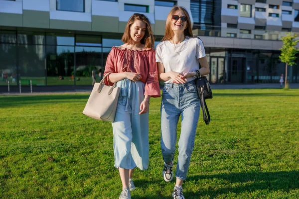 Giovani Attraenti Fidanzate Divertono Nel Parco — Foto Stock