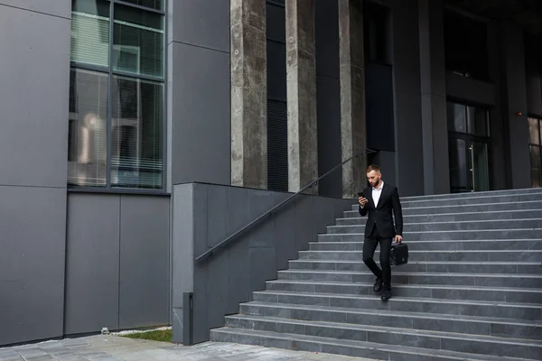 Jeune Homme Costume Formel Utilisant Smartphone Sur Les Escaliers — Photo