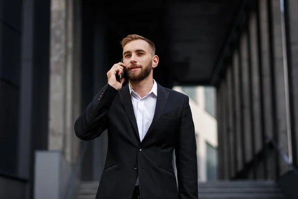 Takım Elbiseli Genç Adam Telefonda Konuşuyor — Stok fotoğraf