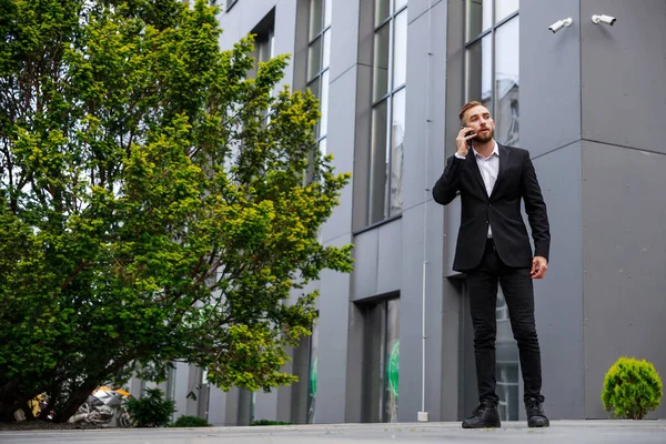 Jeune Homme Costume Formel Parlant Téléphone — Photo