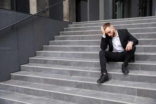 Désespérée Jeune Homme Costume Formel Assis Sur Les Escaliers — Photo