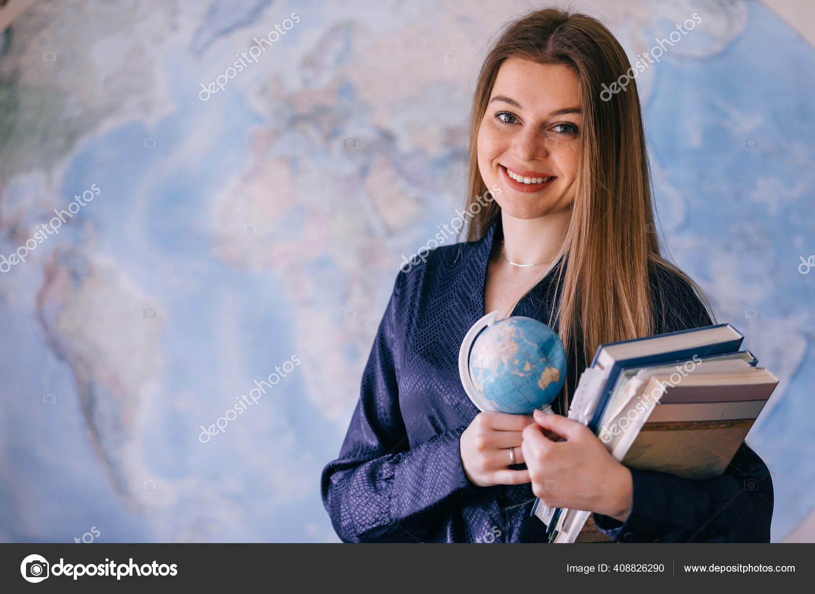 Женщина Держит Планету Земля Глобус Руке Книги Вблизи Карты Мира.