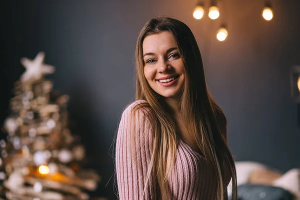 Piękny Stylowy Dziewczyna Sweter Uśmiechnięty Pozowanie Boże Narodzenie Wnętrza — Zdjęcie stockowe