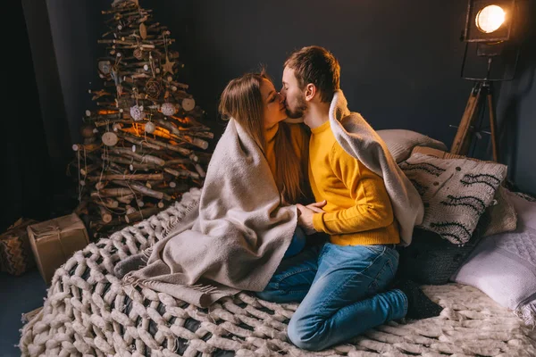 Couple Romantique Assis Sur Lit Embrassant Près Sapin Noël Enveloppé — Photo