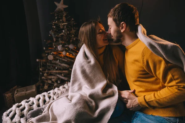 Una Pareja Enamorada Sienta Cama Quiere Besarse Guirnaldas Pared Árbol —  Fotos de Stock