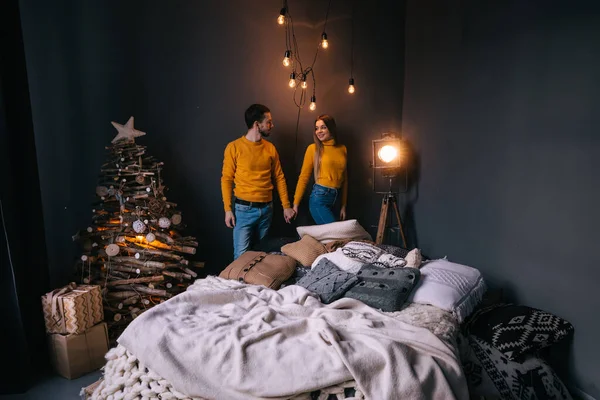 Casal Amoroso Com Travesseiros Cama Guirlandas Parede Quarto Escuro Com — Fotografia de Stock