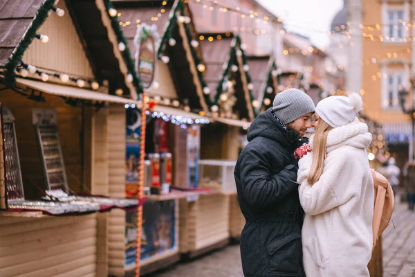 Homem Mulher Está Tendo Abraçado Praça Mercado Decorado Pelo Natal — Fotografia de Stock