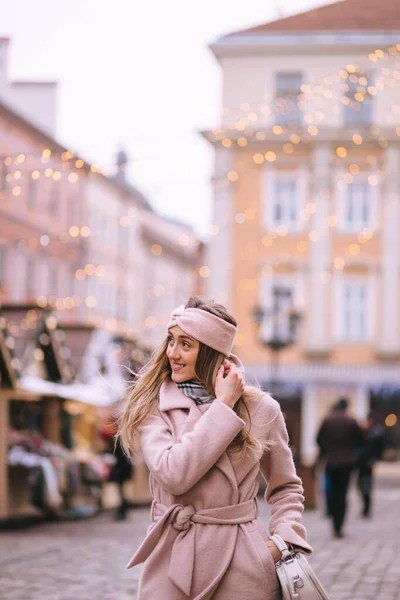 Noel Için Süslenmiş Bir Kız Noel Pazarında Yürüyor — Stok fotoğraf