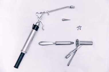 Beyaz masada estetik ameliyat için tıbbi aletler