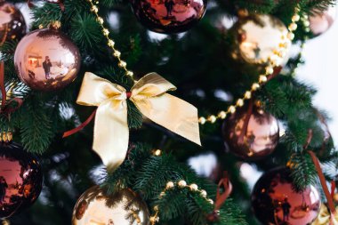 dekore edilmiş yılbaşı ağacının yakın çekimi