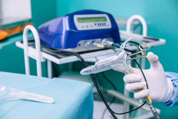 Tiro Recortado Médico Vestido Luvas Com Equipamento Médico — Fotografia de Stock