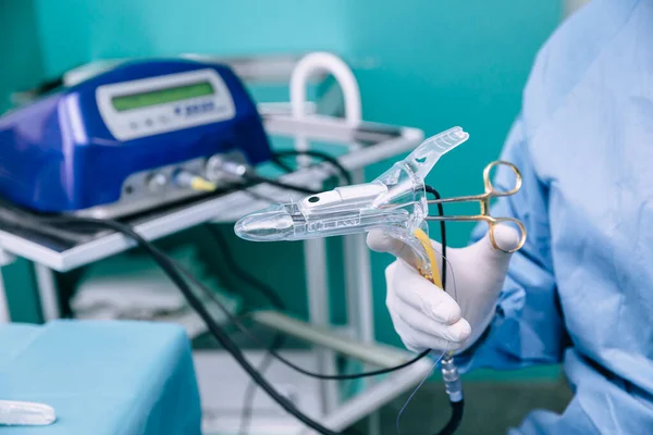 Tiro Recortado Médico Vestido Luvas Com Equipamento Médico — Fotografia de Stock