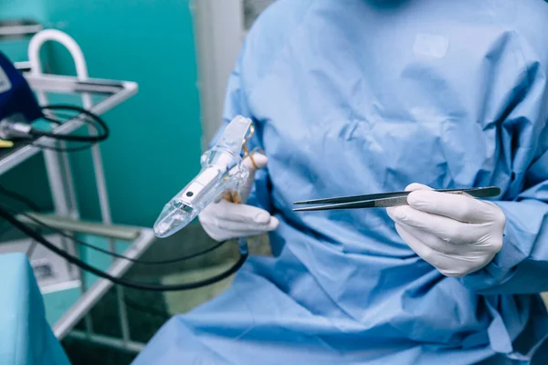 Tiro Recortado Médico Vestido Luvas Com Equipamento Médico — Fotografia de Stock