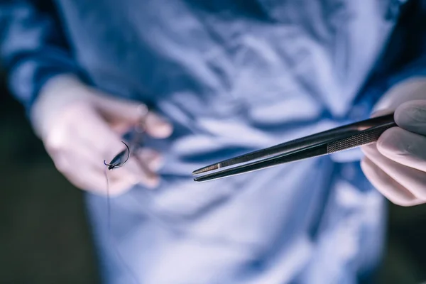 Tiro Recortado Médico Vestido Luvas Com Equipamento Médico — Fotografia de Stock