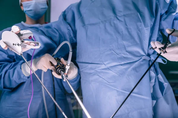 Tiro Recortado Médicos Vestidos Luvas Com Equipamento Médico — Fotografia de Stock