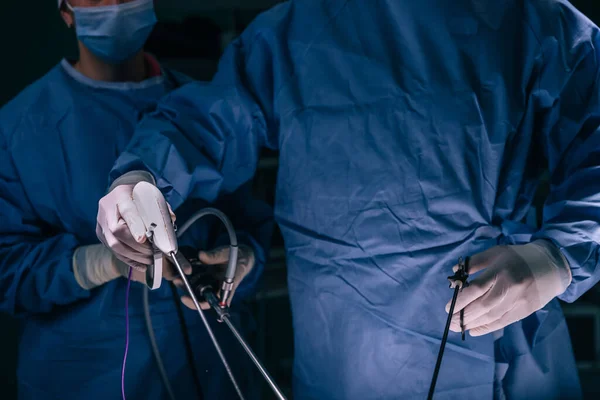Обрезанный Снимок Врачей Халате Перчатках Медицинским Оборудованием — стоковое фото
